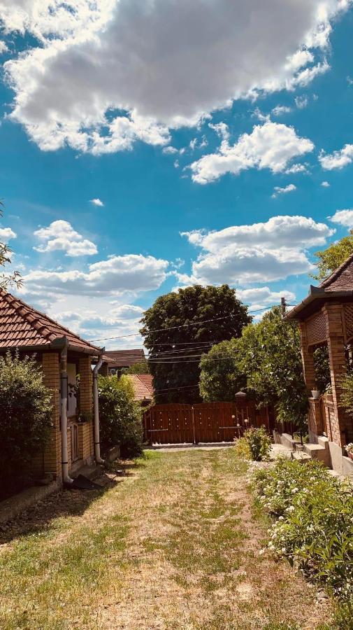 Henrietta Vendégház Domoszlo Esterno foto
